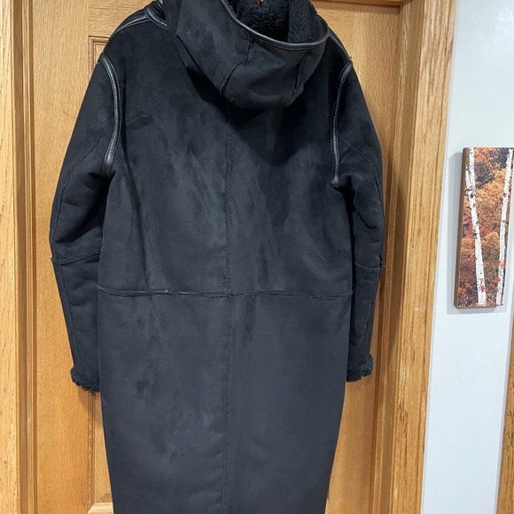 Faux shearling, reversible coat in black. Zara . EUC, size L. Faux leather trim. - Picture 3 of 3